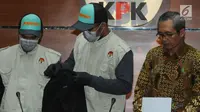 Petugas bersama Wakil Ketua KPK Alexander Marwata memberikan keterangan tentang operasi tangkap tangan di Yogyakarta dengan barang bukti uang Rp100 juta ketika konferensi pers di Gedung KPK, Jakarta, Selasa (20/8/2019). (merdeka.com/Dwi Narwoko)
