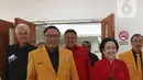 Megawati didampingi Sekjen PDIP Hasto Kristiyanto bersama sejumlah pengurus pusat seperti Arif Wibowo, Sadarestuwati, Mindo Sianipar, Nusyirwan Soedjono, Ahmad Basarah dan Eriko Sotarduga. (Liputan6.com/Angga Yuniar)