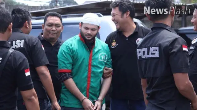Penyidik Satuan Reserse Narkoba Polres Metro Jakarta Barat menangkap AS. Pria 23 tahun itu merupakan penyuplai narkoba jenis sabu ke artis Ridho Rhoma alias RR yang diringkus di sebuah hotel wilayah Jakarta Barat.