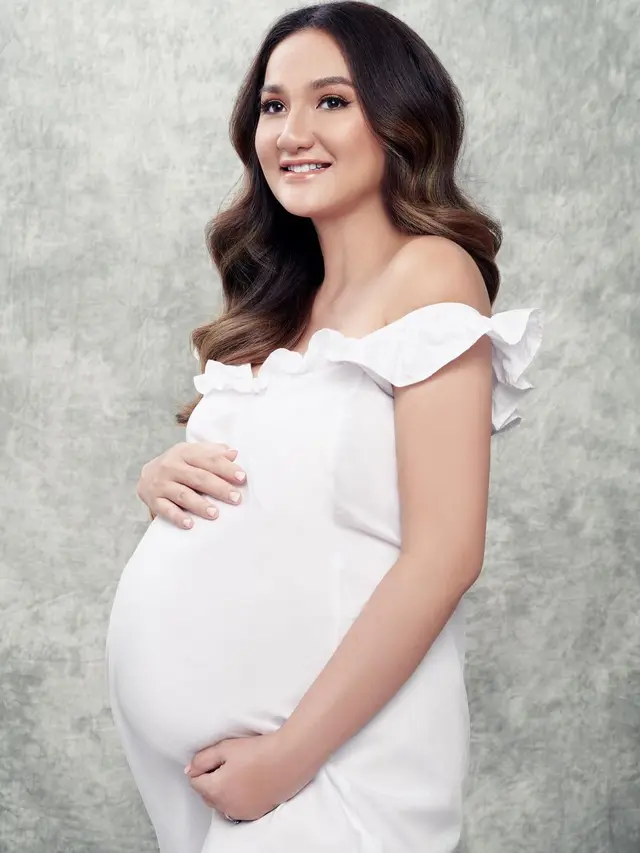 5 Potret Maternity Shoot Tengku Dewi dan Andrew Andika Bertema Putih