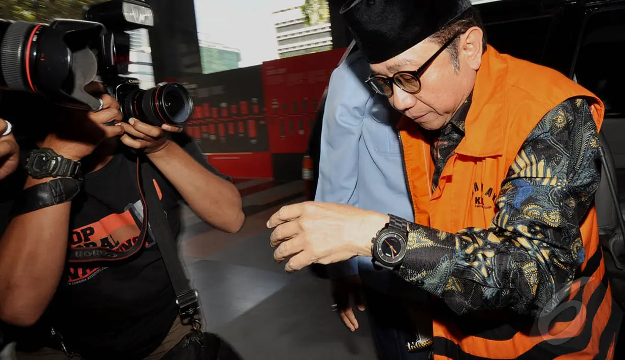 Waryono Karno diperiksa terkait status tersangkanya dalam kasus dugaan gratifikasi atau penerimaan hadiah atau janji di lingkungan Kementerian ESDM, Jakarta, Senin (29/12/2014). (Liputan6.com/Miftahul Hayat) 