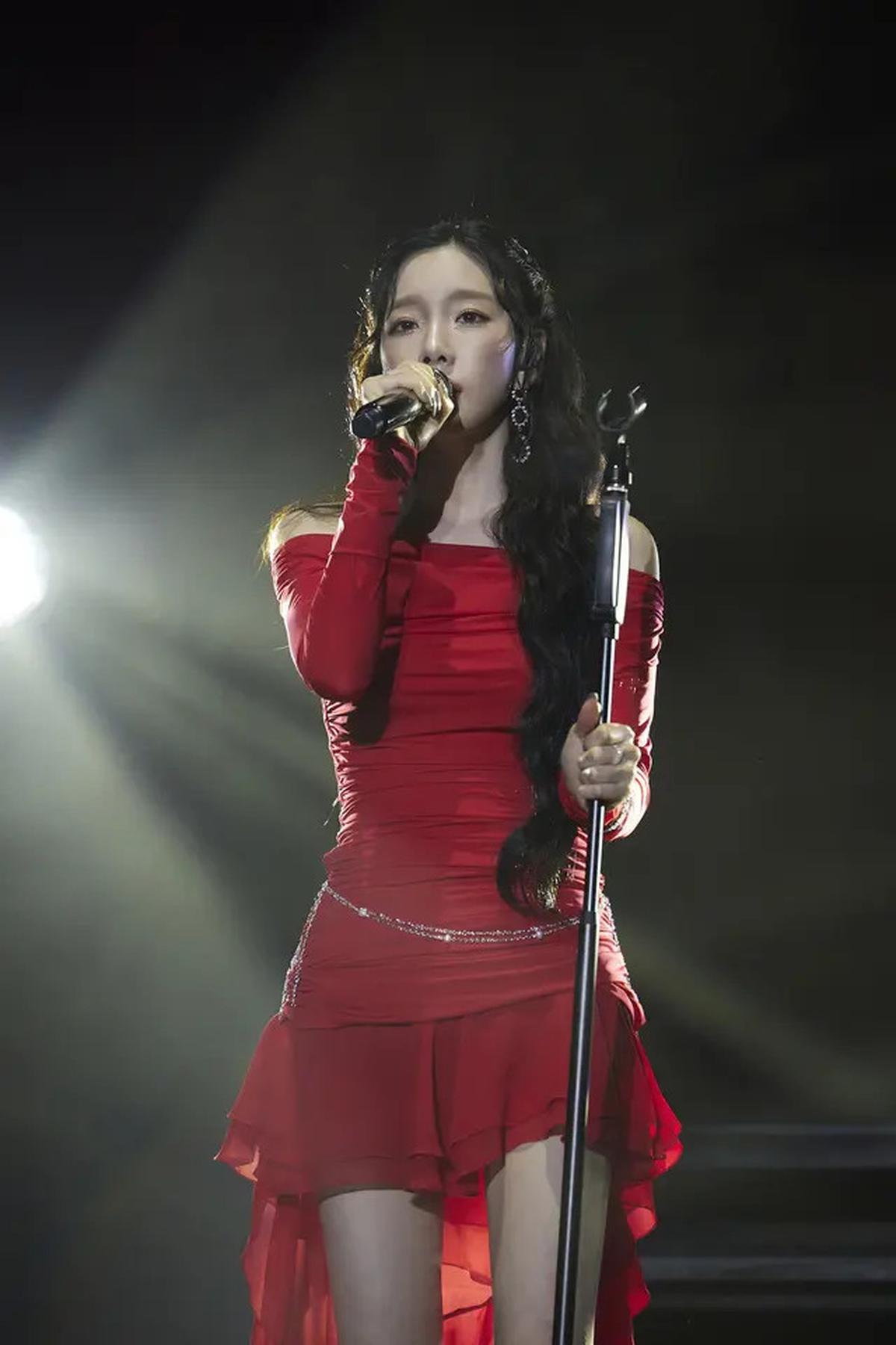 6 Potret Kostum Panggung Taeyeon di Konser The Tense di Jakarta, Menawan dalam Beragam Konsep