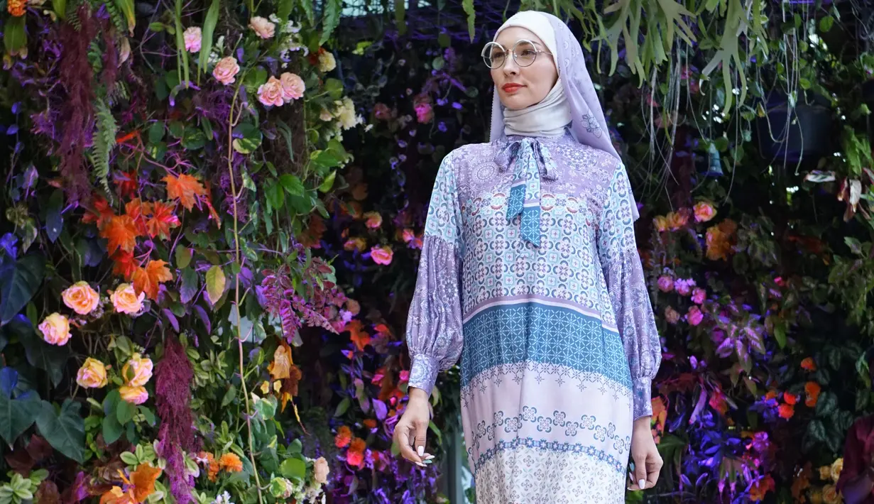 Koleksi Elysian dari Aleza ini bermaksud mengajak para pecinta modest wear untuk lebih memahami tentang konsep body positivity dan age positivity, bahwa setiap perempuan bisa tetap merasa cantik menarik, tanpa mengenal usia, warna kulit, maupun bentuk tubuh. Foto: Document/Aleza.