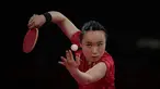 Atlet Jepang Mima Ito melakukan servis saat bertanding melawan Jeon Ji-hee dari Korea Selatan dalam pertandingan perempat final tunggal putri tenis meja di Olimpiade Musim Panas 2020 di Tokyo, Rabu (28/7/2021). (AP Photo/Kin Cheung)