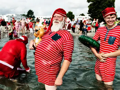 Sinterklas dari seluruh dunia berkumpul pada hari kedua Konvensi Musim Panas Sinterklas ke-59 di Kopenhagen, Denmark, 19 Juli 2016. Mereka memulai hari dengan berenang di pantai Bellevue. (Mathias Loevgreen Bojesen/Scanpix Denmark/AFP)