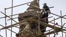 Pekerja saat pemasangan patung perunggu raksasa mantan Raja Ram Khamhaeng di Taman Ratchapakdi, Hua Hin, Thailand, Rabu  (5/8/2015). Proyek ini diperkirakan menelan biaya sekitar 700 juta baht ( $ 19.900.000 ). (REUTERS/Athit Perawongmetha)