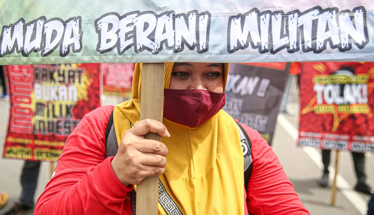 Massa saat berunjuk rasa di kawasan Patung Kuda, Jakarta, Kamis (22/10/2020). Dalam aksi yang digelar bertepatan dengan setahun pemerintahan Presiden Joko Widodo-Wapres Ma'ruf Amin itu massa meminta dikeluarkannya Perppu pencabutan UU Cipta Kerja. (Liputan6.com/Faizal Fanani)