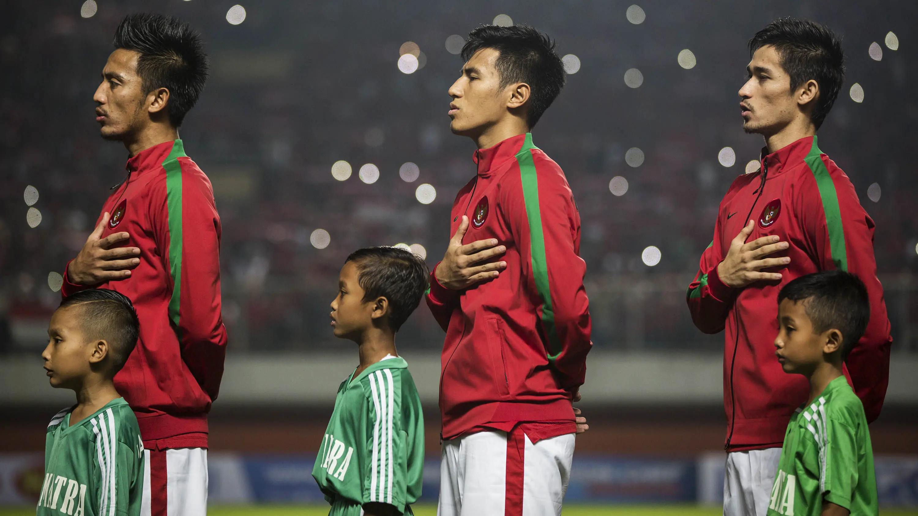 Gelandang Timnas Indonesia U-22, Hanif Sjahbandi, menyanyikan lagu Indonesia Raya sebelum laga persahabatan melawan Puerto Rico di Stadion Maguwoharjo, Sleman, Selasa (13/6/2017). (Bola.com/Vitalis Yogi Trisna)