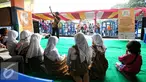 Pemerhati anak Seto Mulyadi (Kak Seto) mensosialisasikan Mudik Ramah Anak, Disabilitas (MRAD) 2015 di Terminal Kampung Rambutan, Jakarta, Jumat (10/7/2015).  Kak Seto menghibur anak-anak para pemudik sebelum berangkat.(Liputan6.com/Yoppy Renato)