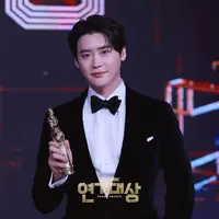 Dalam MBC Drama Awards 2022, Lee Jong Suk jadi salah satu pemenang. Ia memberikan ucapan terima kasih kepada seseorang yang namanya tidak disebutkan. (Foto: Instagram.com/mbcdrama_now)