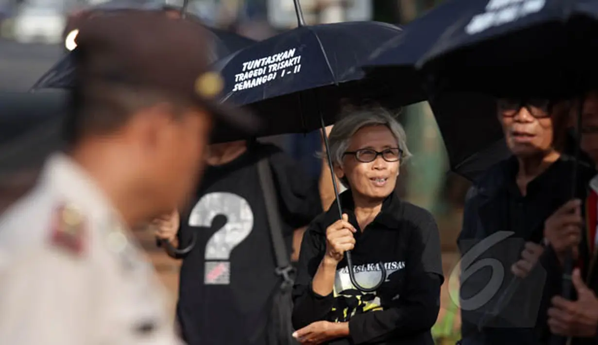 Para korban dan keluarga korban pelanggaran HAM berat masa lalu saat menggelar aksi Kamisan ke-384 di depan Istana Merdeka, Jakarta, Kamis (5/2/2015). (Liputan6.com/Faizal Fanani)