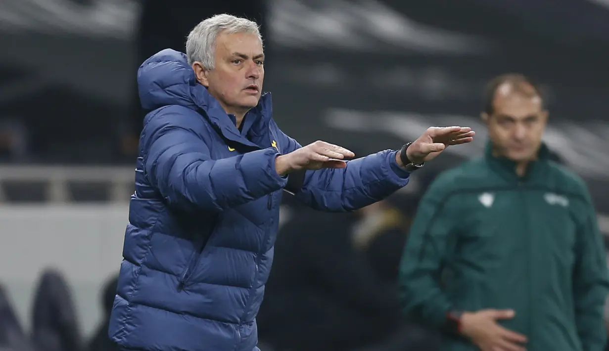 Pelatih Tottenham Hotspur,  Jose Mourinho menginstruksikan pemainnya saat bertanding melawan Ludogorets Razgrad pada pertandingan Grup J Liga Europa di stadion Tottenham Hotspur di London, Inggris, Kamis (26/11/2020). Tottenham menang telak atas Ludogorets 4-0. (AP Photo/Ian Kington)