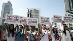 Sejumlah peserta memegang poster disela kegiatan car free day di Bundaran HI, Jakarta, Minggu (8/5). Aksi itu merupakan solidaritas serta bentuk kecaman terhadap kekerasan seksual yang menimpa pelajar asal Bengkulu Yuyun (14). (Liputan6.com/Faizal Fanani)
