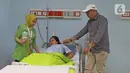 Regina (tengah) bersiap menjalani proses persalinan di RSUD Pasar Minggu, Jakarta, Kamis (20/2/2020). Bayi perempuan pasangan Regina (43) dan Andre (47) bernama Glowy Lidwina lahir secara sesar di tanggal 20 bulan 02 tahun 2020 atau 20-02-2020. (Liputan6.com/Herman Zakharia)