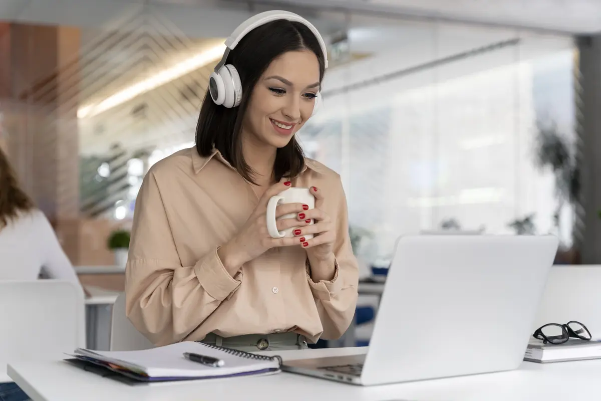 mendengar musik saat bekerja