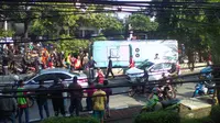 Transjakarta terguling di Warung Buncit, Jakarta Selatan (Liputan6.com/Rian)