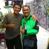 Tukang ojek daring yang bisu dan tuli  bersama Eza Yayang  | foto : facebook