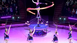 Anggota kelompok "Diabolo" dari China, diberikan penghargaan "Gold Pierrot" saat tampil di akhir edisi ke-12 Festival Sirkus Internasional di Capital Circus, Budapest, Hungaria, Minggu (14/1). (AFP PHOTO/Attila KISBENEDEK)