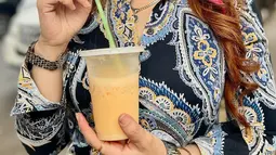 Tak afdol makan tak minum. Barbie Kumalasari juga memesan minuman berwarna kuning. (Foto: Instagram/@barbiekumalasari)