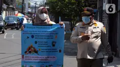 Petugas Satpol PP membentangkan spanduk saat melakukan sosialisasi kepada warga terkait polusi udara di Kelurahan Cipinang, Jakarta, Jumat (22/9/2023). Kegiatan ini dilakukan untuk mengimbau warga agar mengenakan masker saat beraktivitas di luar ruangan dan tidak membakar sampah karena tingkat polusi udara Jakarta semakin parah. (merdeka.com/Imam Buhori)
