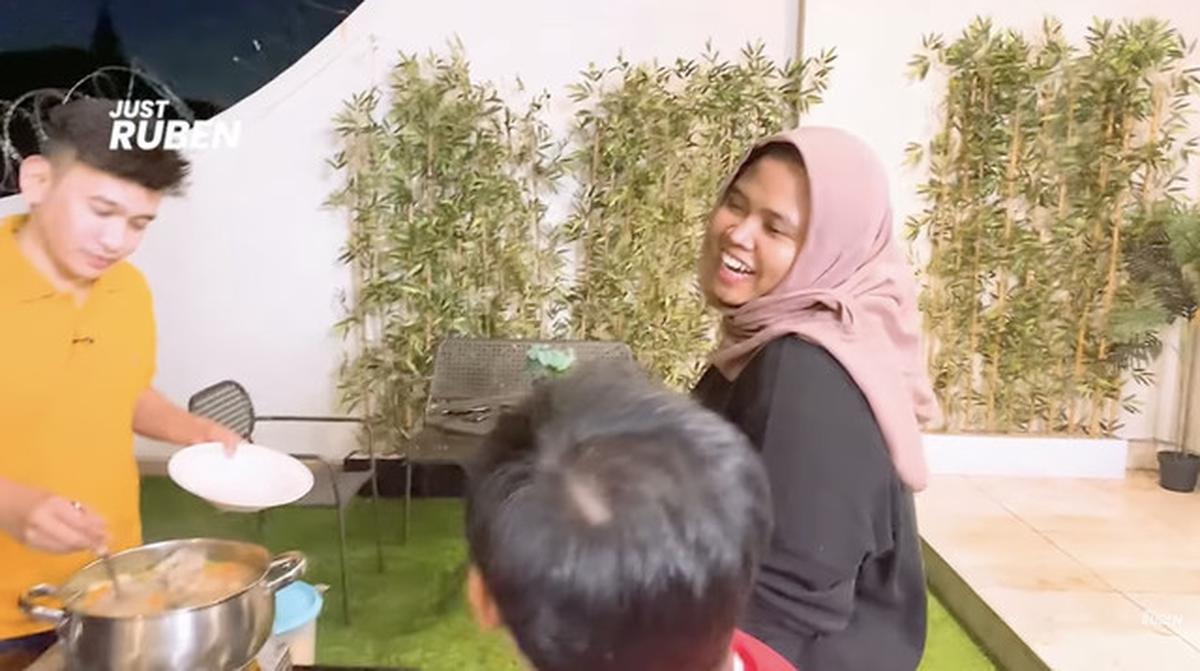 6 Potret Balkon Rumah Ruben Onsu Desain Semi Terbuka, Spot Favorit Kumpul Keluarga