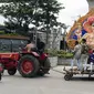 Warga membawa patung Dewa Ganesha di Hyderabad, India, Kamis (9/9/2021). Patung dewa Hindu berkepala gajah tersebut banyak dijual jelang Festival Ganesh Chaturthi. (NOAH SEELAM/AFP)