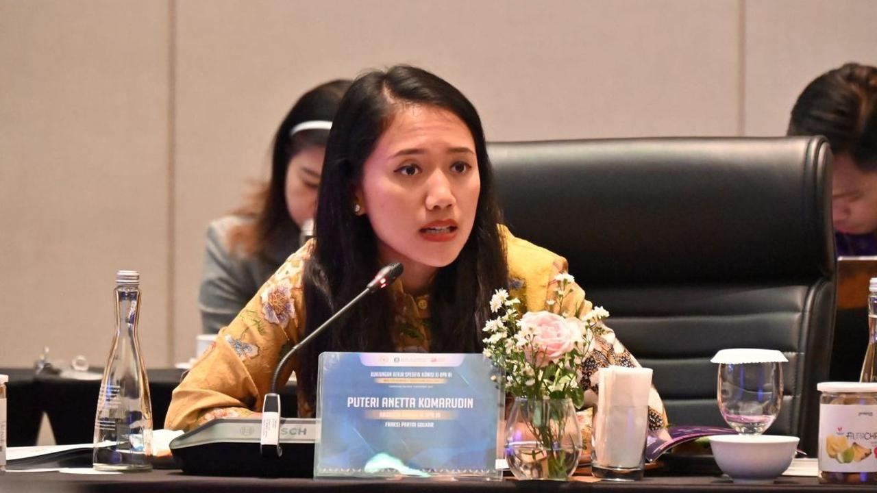 "Ini lantaran kontribusinya yang mencapai 53 persen dari total Produk Domestik Bruto (PDB),” urai Puteri.
