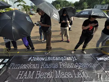 Aktivis Jaringan Solidaritas Korban untuk Keadilan melakukan aksi Kamisan di depan Istana Merdeka, Jakarta, Kamis (5/2/2015). (Liputan6.com/Faizal Fanani)