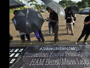 Aktivis Jaringan Solidaritas Korban untuk Keadilan melakukan aksi Kamisan di depan Istana Merdeka, Jakarta, Kamis (5/2/2015). (Liputan6.com/Faizal Fanani)