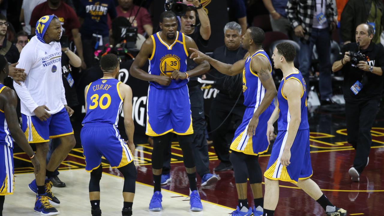 Forward Golden State Warriors Kevin Durant (35) rayakan keberhasilan mencetak tiga angka krusial pada gim ketiga final NBA 2017 melawan Cleveland Cavaliers, Kamis (8/6/2017). Warriors menang 118-113 di Quicken Loans Arena untuk memimpin 3-0.