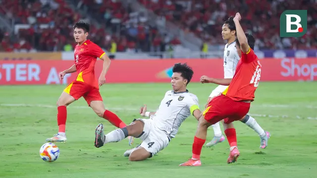  Perjuangan Bek Timnas Indonesia U-23 saat Menghalau Serangan Vietnam