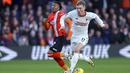 Pemain Manchester United, Rasmus Hojlund, berusaha melewati pemain Luton Town, Gabriel Osho, dalam duel pekan ke-25 Premier League di Kenilworth Road, Minggu (18/2/2024). (AP Photo/Ian Walton)