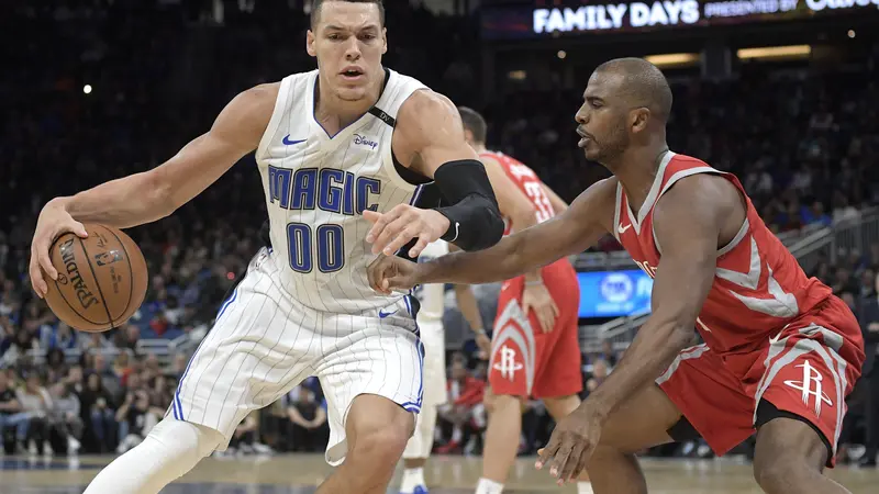 Aaron Gordon berduel dengan Chris Paul (AP)