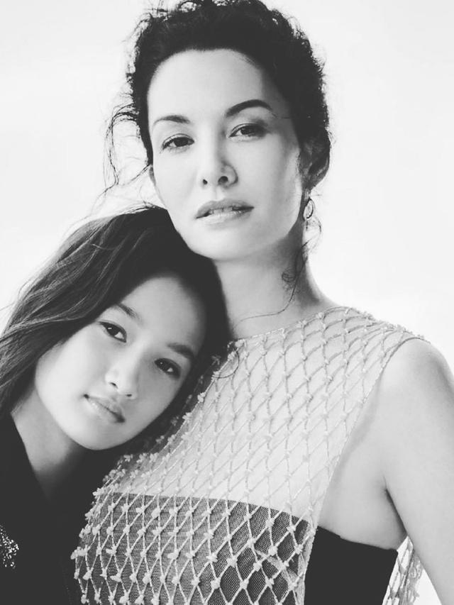 Potret pesona Nadya Hutagalung yang masih nampak awet muda di usia 45 tahun