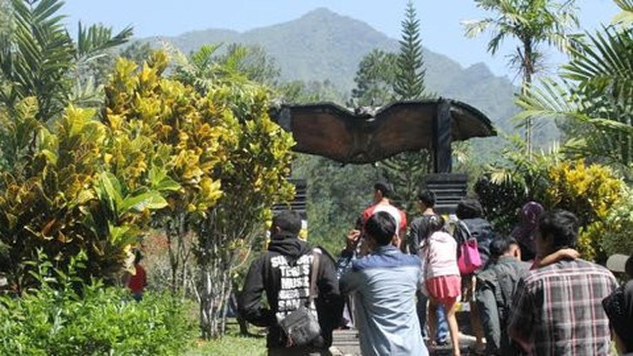 Lebaran hari kedua, wisata Goa Lawa diserbu pengunjung
