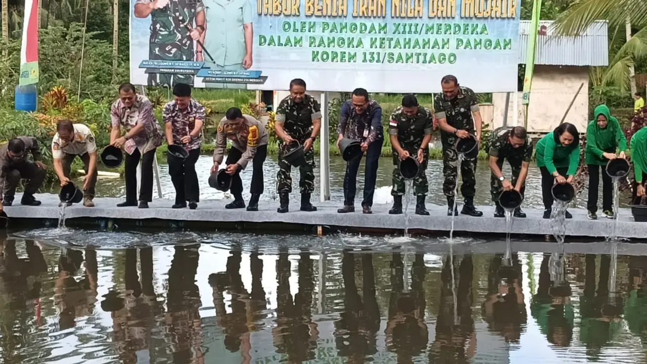 Pelepasan 30 ribu ekor bibit ikan nila sebagai upaya membangun ketahanan pangan di Desa Tetey, Kecamatan Dimembe, Kabupaten Minahasa Utara, Sulut, Jumat (2/2/2024). (Foto: Yoseph Ikanubun/Liputan6.com)