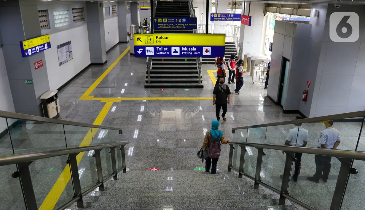 Warga berjalan di Stasiun Matraman, Jakarta, Jumat (17/6/2022). Direktorat Jenderal Perkeretaapian Kementerian Perhubungan, KAI Daop 1 Jakarta, dan KAI Commuter melakukan uji coba pengoperasian Stasiun Matraman yang berada di antara lintas Stasiun Manggarai dan Stasiun Jatinegara. (Liputan6.com/Herman Zakharia)