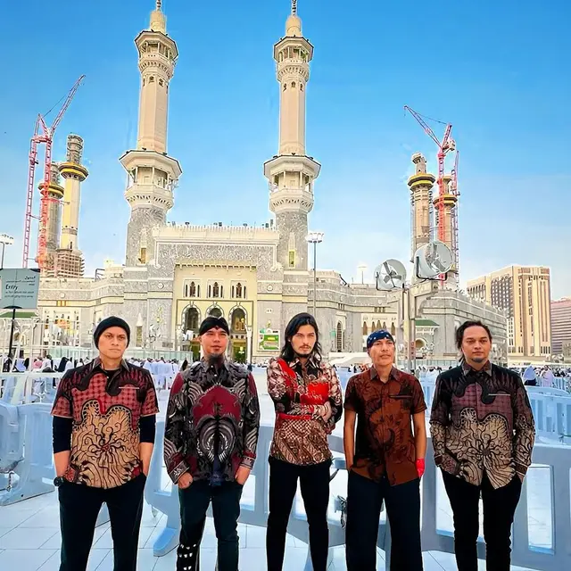 6 Potret Dewa 19 Jalani Ibadah Umrah, Kompak Pakai Baju Batik di Masjidil Haram