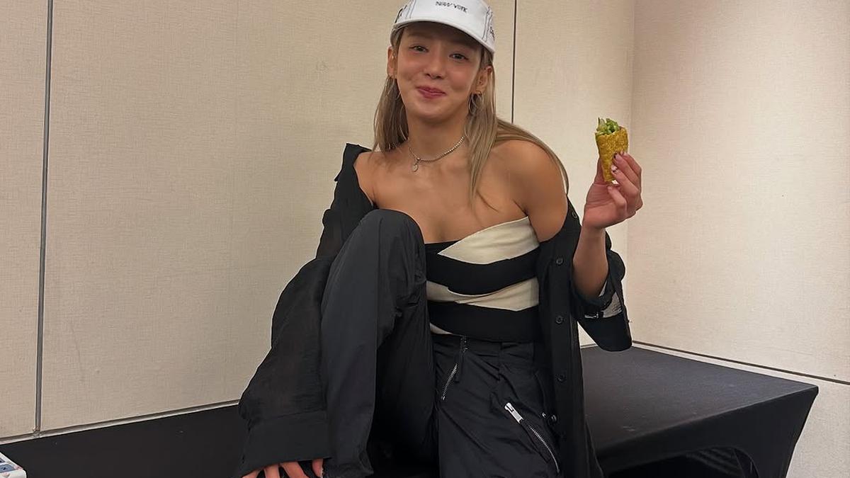 6 Gaya Monokrom Hyoyeon SNSD Debut DJ di DWP 2024 Jakarta