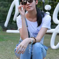 Dhini sangat suka berlibur ke pantai, dan menurutnya kacamata dapat membuatnya lebih percaya diri saat liburan. (Galih W.Satria/Bintang.com)