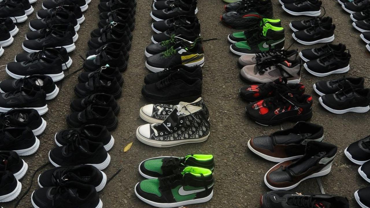 Dalam aksi simbolis ini mereka menggelar lebih dari 1.000 pasang sepatu anak-anak di depan Kedubes AS, Jakarta, Senin (15/01/2024).<br>( Foto merdeka.com / Arie Basuki )<br>