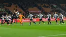 Sejumlah pemain Juventus merayakan kemenangan bersama tifosi usai pertandingan melawan AC Milan pada lanjutan Liga Serie A Italia di stadion San Siro, Milan (11/11). Juventus menang 2-0 atas AC Milan. (AP Photo / Luca Bruno)