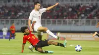 Bek Timnas Timor Leste U-19, Carol Moreira melakukan tekel terhadap striker Timnas Indonesia U-19, Jens Raven dalam laga Grup A Piala AFF U-19 2024 di Stadion Gelora Bung Tomo, Surabaya, Selasa (23/7/2024). (Bola.com/Aditya Wani)