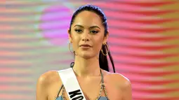Kontestan asal Kosovo, Camila Barraza berpose saat mengikuti sesi bikini dalam Miss Universe 2016 di Cebu, Filipina (17/1). (AFP Photo/Noel Celis)