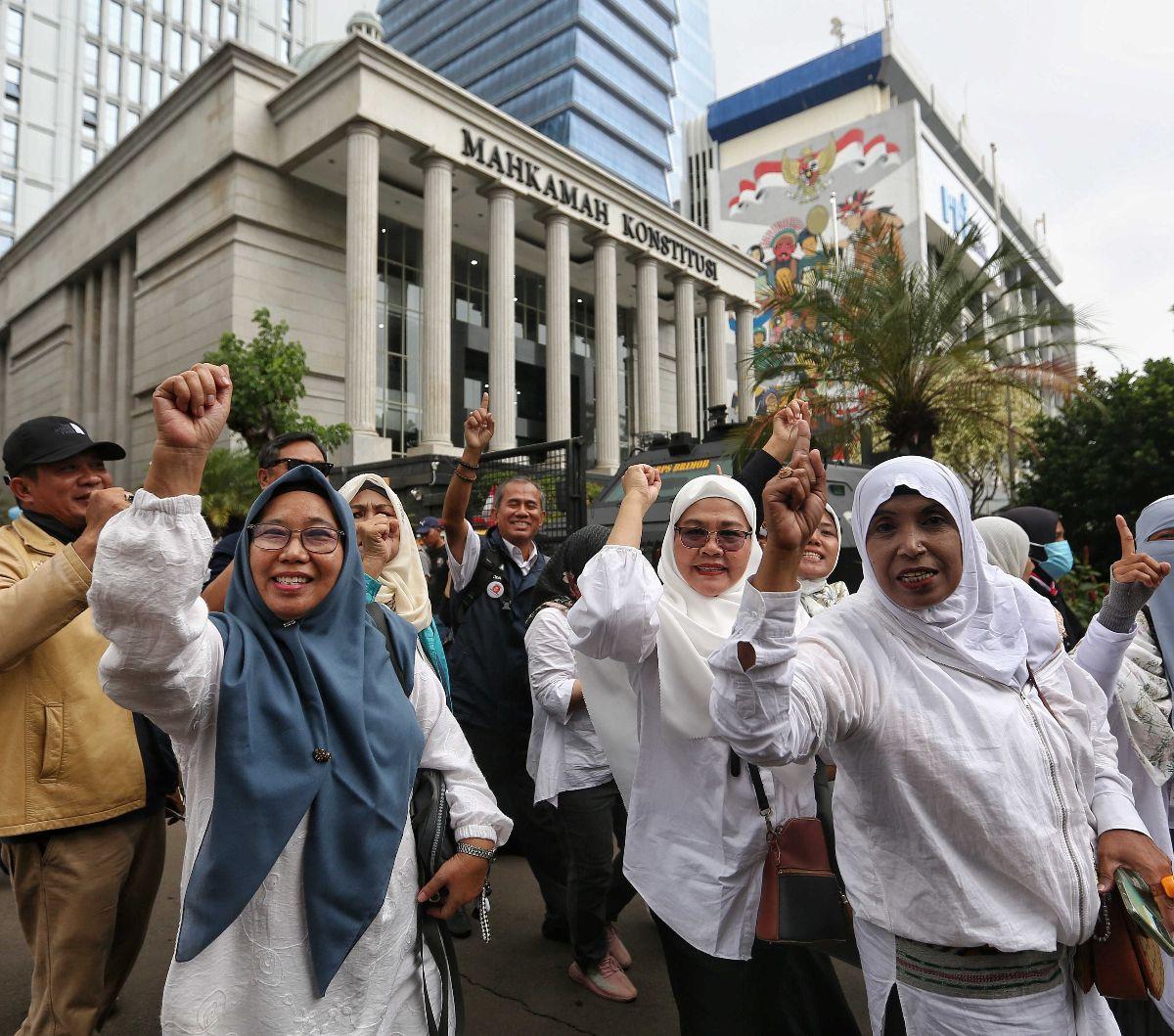 Sekelompok simpatisan pasangan capres-cawapres nomor urut 1, Anies Baswedan dan Muhaimin Iskandar menggelar aksi di depan Gedung Mahkamah Konstitusi (MK), Jakarta, Rabu (27/3/2024). Aksi puluhan simpatisan, termasuk emak-emak, itu dilakukan untuk mendukun