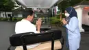 <p>Presiden Joko Widodo atau Jokowi mengemudikan mobil golf sambil menyapa masyarakat yang berada di area sekitar Istana Kepresidenan Yogyakarta pada Selasa 3 Mei 2022. Pada hari kedua lebaran, Jokowi bermain bersama cucu-cucunya di halaman Istana Kepresidenan. (Foto: Lukas - Biro Pers Sekretariat Presiden)</p>
