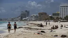 Wisatawan menikmati pantai sebelum kedatangan Badai Grace, di Cancun, Meksiko, Rabu (18/8/2021). Badai tropis Grace yang menguat menjadi badai pada 18 Agustus 2021 meluncur ke arah pantai Karibia, Meksiko dan mengancam akan membawa hujan lebat, banjir bandang dan gelombang besar. (AP/Marco Ugarte)