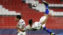 Penyerang Porto, Mehdi Taremi melakukan tendangan salto saat mencetak gol ke gawang Chelsea pada leg kedua perempat final Liga Champions di stadion Ramon Sanchez Pizjuan, Spanyol, Rabu (14/4/2021). Chelsea lolos ke semifinal usai mengandaskan Porto dengan agregat 2-1. (AP Photo/Angel Fernandez)