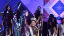 Anindya Kusuma Putri dengan mengenakan mahkota dan berselempang bertuliskan Puteri Idonesia 2015 berjalan sembari melambaikan tangannya dipanggung pemilihan Puteri Indonesia baru. (Nurwahyunan/Bintang.com)
