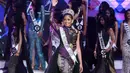 Anindya Kusuma Putri dengan mengenakan mahkota dan berselempang bertuliskan Puteri Idonesia 2015 berjalan sembari melambaikan tangannya dipanggung pemilihan Puteri Indonesia baru. (Nurwahyunan/Bintang.com)